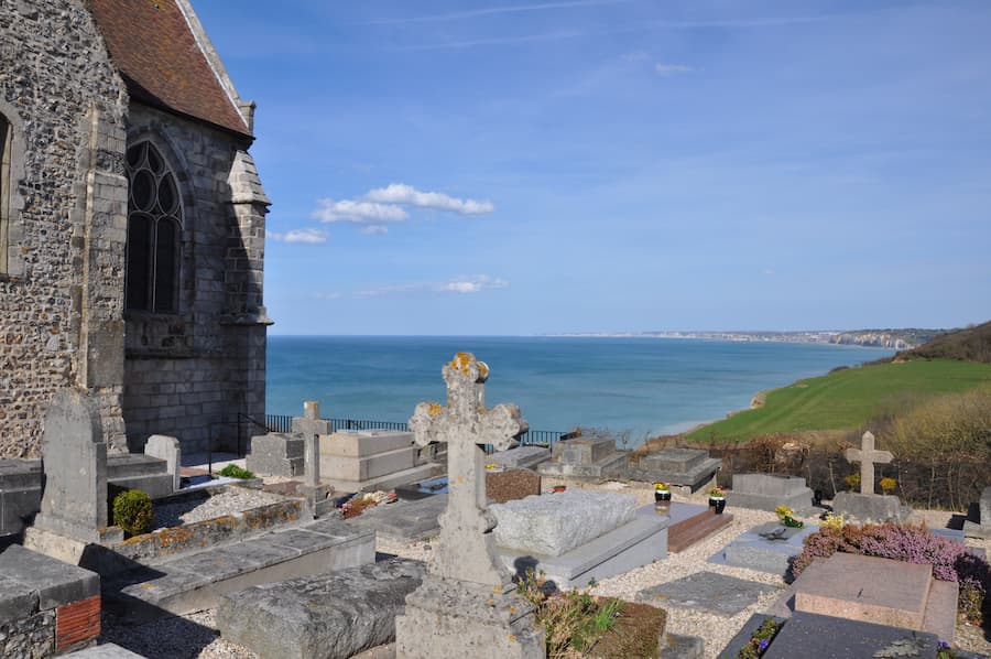 cimetiere marin autour eglise saint valery - camping seine-maritime